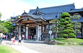 三角に組んだ屋根が重量を分散させ、入り口角柱にエンタシスを取り入れる。阪神・淡路大震災でもほぼ無傷だった=明石市相生町1 三角に組んだ屋根が重量を分散させ、入り口角柱にエンタシスを取り入れる。阪神・淡路大震災でもほぼ無傷だった=明石市相生町1