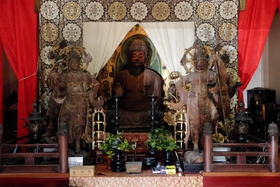中央が薬師如来座像。両側には四天王像がある=篠山市畑市 中央が薬師如来座像。両側には四天王像がある=篠山市畑市