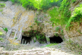 地磁気の逆転現象を発見するきっかけにもなった玄武洞=豊岡市赤石 地磁気の逆転現象を発見するきっかけにもなった玄武洞=豊岡市赤石