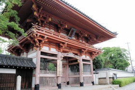 豪壮な姿は県内でも貴重な構造とされる昆陽寺山門=伊丹市寺本2 豪壮な姿は県内でも貴重な構造とされる昆陽寺山門=伊丹市寺本2