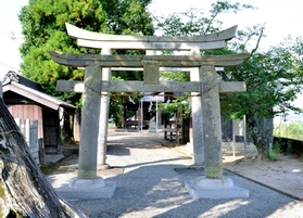 背が低く、太い柱が特徴の「石造明神鳥居」(手前)=加東市河高、住吉神社 背が低く、太い柱が特徴の「石造明神鳥居」(手前)=加東市河高、住吉神社
