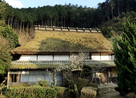 山に囲まれた2階建てかやぶき屋根が郷愁を誘う蘆田家住宅=丹波市青垣町東芦田 山に囲まれた2階建てかやぶき屋根が郷愁を誘う蘆田家住宅=丹波市青垣町東芦田