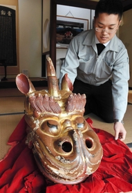 独特の表情をした麒麟獅子舞の獅子頭=新温泉町浜坂 独特の表情をした麒麟獅子舞の獅子頭=新温泉町浜坂