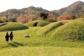 隣接する多可高校の生徒らも行き交う東山古墳群=多可町中区東山 隣接する多可高校の生徒らも行き交う東山古墳群=多可町中区東山