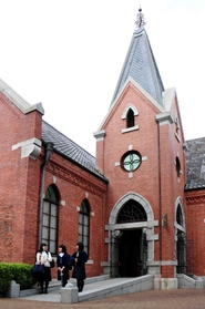 自習に訪れる学生たちにも親しまれる神戸文学館=神戸市灘区王子町3 自習に訪れる学生たちにも親しまれる神戸文学館=神戸市灘区王子町3