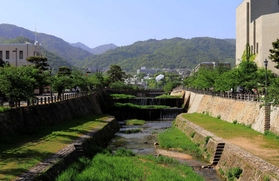 六甲山地から流れる芦屋川。川沿いには重厚な近代建築や大邸宅が並ぶ 六甲山地から流れる芦屋川。川沿いには重厚な近代建築や大邸宅が並ぶ