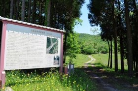 平安時代に整備された後期野磨駅家跡。古代山陽道とほぼ同じ場所を通る県道沿いで見つかった=上郡町落地(おろち) 平安時代に整備された後期野磨駅家跡。古代山陽道とほぼ同じ場所を通る県道沿いで見つかった=上郡町落地(おろち)