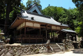 天満神社の社殿。本殿は覆い屋に守られている=三田市小柿 天満神社の社殿。本殿は覆い屋に守られている=三田市小柿