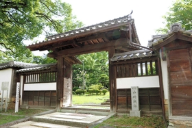 山崎城の面影を唯一伝える紙屋門=宍粟市山崎町鹿沢 山崎城の面影を唯一伝える紙屋門=宍粟市山崎町鹿沢