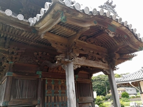 美しい彫刻が存在感を放つ蓮光寺の太子堂=洲本市上内膳 美しい彫刻が存在感を放つ蓮光寺の太子堂=洲本市上内膳