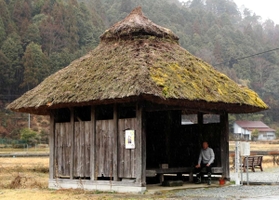 降りしきる雨の中、道端にたたずむ一里堂=宍粟市千種町下河野 降りしきる雨の中、道端にたたずむ一里堂=宍粟市千種町下河野