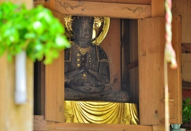 後世の加工跡などが残るが、平安時代の制作と伝わる十一面観音坐像=丹波市柏原町東奥 後世の加工跡などが残るが、平安時代の制作と伝わる十一面観音坐像=丹波市柏原町東奥