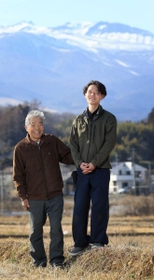 まちのシンボル安達太良山をバックに立つ長男の塚田晴さん(右)。憧れの有機農家大内信一さん(左)は原発事故を乗り越え、顧客を取り戻してきた。晴さんを頼もしげに見つめる大内さんは「あと10年長生きして成長を見届けたい」=福島県二本松市 まちのシンボル安達太良山をバックに立つ長男の塚田晴さん(右)。憧れの有機農家大内信一さん(左)は原発事故を乗り越え、顧客を取り戻してきた。晴さんを頼もしげに見つめる大内さんは「あと10年長生きして成長を見届けたい」=福島県二本松市