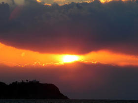 〝夕日バーガー〟。夕日も淡路が誇る地域資源(撮影・三浦拓也) 〝夕日バーガー〟。夕日も淡路が誇る地域資源(撮影・三浦拓也)