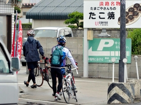 サイクリングに疲れたら一休み。「おいしいものでも…」(撮影・中西幸大) サイクリングに疲れたら一休み。「おいしいものでも…」(撮影・中西幸大)