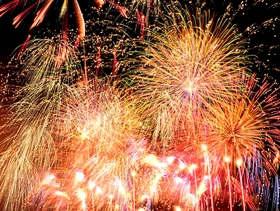 夜空に開く花火。多様で、表現力の豊かな瞬間芸術だ(撮影・後藤亮平) 夜空に開く花火。多様で、表現力の豊かな瞬間芸術だ(撮影・後藤亮平)