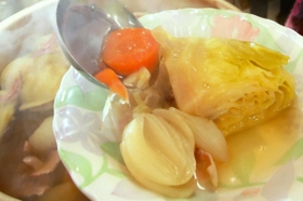 せっせと煮込む(撮影・吉田敦史) せっせと煮込む(撮影・吉田敦史)