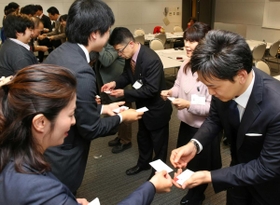 まずは名刺交換から(撮影・吉田敦史) まずは名刺交換から(撮影・吉田敦史)