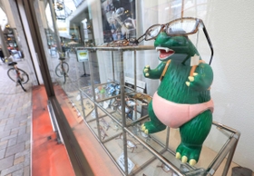 ゴジラがめがねをかけたっていい(撮影・吉田敦史) ゴジラがめがねをかけたっていい(撮影・吉田敦史)