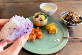 奥の白っぽい小鉢が納豆です 奥の白っぽい小鉢が納豆です