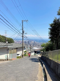 この坂を下って六甲や六甲道に向かいます この坂を下って六甲や六甲道に向かいます