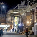 神戸駅の高架下は時代を感じさせる雰囲気を宿す。名もなきドラマが生まれては消えた=神戸市中央区