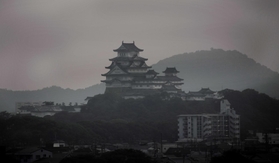 天候や時間、季節によってさまざまな表情を見せる姫路城。かつて空襲で焼け野原となった街で人々はどれほど心癒やされたことだろう=城の北東部から 天候や時間、季節によってさまざまな表情を見せる姫路城。かつて空襲で焼け野原となった街で人々はどれほど心癒やされたことだろう=城の北東部から