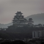 天候や時間、季節によってさまざまな表情を見せる姫路城。かつて空襲で焼け野原となった街で人々はどれほど心癒やされたことだろう=城の北東部から