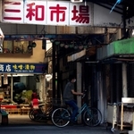 阪神尼崎-出屋敷駅にかけて枝分かれして広がるアーケードの下には、数多くの商店が軒を連ねる。買い物客や仕入れ客が引きも切らず、にぎわったかつての姿は今はない=尼崎市建家町