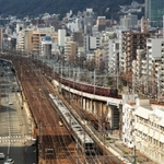神戸市中央区割塚通1、2(中央)で合流し、ともに三宮方面に向けて延びる阪急とJRの高架線=神戸市灘区から(撮影・三津山朋彦)