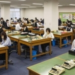 平日の朝、金融機関の担当者が手形を持ち寄り、交換する。作業は集中して行われ、短時間で終わる=神戸市中央区江戸町、神戸銀行協会(撮影・三津山朋彦)