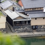 川端に風情のある土蔵が並ぶ。1810年建築の登録有形文化財「瓜生原(うりゅうばら)家住宅」はそばなどが味わえる=兵庫県佐用町平福(撮影・三津山朋彦)