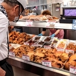 市場の精肉店にはさまざまな蒸し豚料理が並ぶ。店内に南国の風が吹く=神戸市長田区二葉町2、マルヨネ本店(撮影・三津山朋彦)
