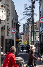 新しいビルが林立する阪急西宮北口駅付近にも昔の風情を残す一角がある。居酒屋が並び、人々が路地を行き交う=西宮市高松町(撮影・三津山朋彦) 新しいビルが林立する阪急西宮北口駅付近にも昔の風情を残す一角がある。居酒屋が並び、人々が路地を行き交う=西宮市高松町(撮影・三津山朋彦)