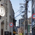 新しいビルが林立する阪急西宮北口駅付近にも昔の風情を残す一角がある。居酒屋が並び、人々が路地を行き交う=西宮市高松町(撮影・三津山朋彦)