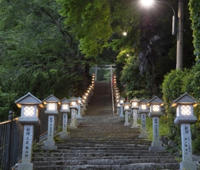 温泉寺の隣から延びる湯泉(とうせん)神社参道。夕暮れ時は湯の町らしく灯籠に明かりがつく=神戸市北区有馬町(撮影・三津山朋彦) 温泉寺の隣から延びる湯泉(とうせん)神社参道。夕暮れ時は湯の町らしく灯籠に明かりがつく=神戸市北区有馬町(撮影・三津山朋彦)