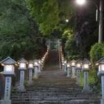 温泉寺の隣から延びる湯泉(とうせん)神社参道。夕暮れ時は湯の町らしく灯籠に明かりがつく=神戸市北区有馬町(撮影・三津山朋彦)