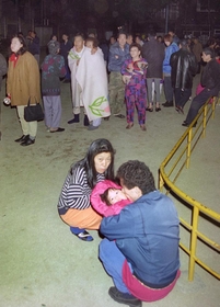 藤家武記者が1995年1月17日早朝に撮影した写真。夜が明けるまでは、ストロボの光を頼りに撮り続けた=神戸市兵庫区佐比江町 藤家武記者が1995年1月17日早朝に撮影した写真。夜が明けるまでは、ストロボの光を頼りに撮り続けた=神戸市兵庫区佐比江町