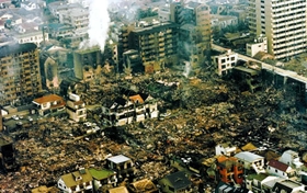 阪神・淡路大震災による火災で焼け野原になった住宅街=1995年1月18日、神戸市灘区六甲町周辺 阪神・淡路大震災による火災で焼け野原になった住宅街=1995年1月18日、神戸市灘区六甲町周辺
