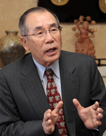 ▽よしだ・おさむ 甲南大文学部卒。84年音羽電機工業入社。専務、副社長を経て95年から社長。グループの長谷川電機工業の会長も務める。09年から尼崎商工会議所会頭。大阪府豊中市生まれ。西宮市在住。68歳。
▽よしだ・おさむ 甲南大文学部卒。84年音羽電機工業入社。専務、副社長を経て95年から社長。グループの長谷川電機工業の会長も務める。09年から尼崎商工会議所会頭。大阪府豊中市生まれ。西宮市在住。68歳。