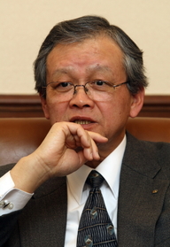 ▽かんだ・えいじ 東大法学部卒。1972年兵庫県庁。産業労働部長、県民生活部長、県信用保証協会理事長などを歴任。2009年5月から現職。阪神・淡路では県幹部として被害額調査を実施。政府交渉などにも尽力した。神戸市東灘区在住。
▽かんだ・えいじ 東大法学部卒。1972年兵庫県庁。産業労働部長、県民生活部長、県信用保証協会理事長などを歴任。2009年5月から現職。阪神・淡路では県幹部として被害額調査を実施。政府交渉などにも尽力した。神戸市東灘区在住。