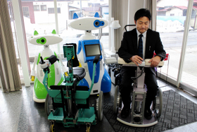 開発中の車いす型の移動ロボットに乗るアイザックの檜山さん。「医療介護分野の技術開発は可能性が大きい」=福島県会津若松市、アイザック 開発中の車いす型の移動ロボットに乗るアイザックの檜山さん。「医療介護分野の技術開発は可能性が大きい」=福島県会津若松市、アイザック