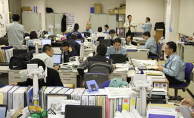 岩手県大槌町役場の都市整備課。全国各地からの応援職員が本格化する復興業務を支える 岩手県大槌町役場の都市整備課。全国各地からの応援職員が本格化する復興業務を支える