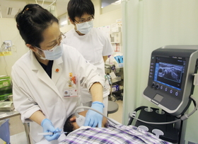 エコーで映し出された骨や神経などの位置を確かめながら、患部に麻酔薬を注入する仁熊敬枝部長=姫路赤十字病院(撮影・神子素慎一) エコーで映し出された骨や神経などの位置を確かめながら、患部に麻酔薬を注入する仁熊敬枝部長=姫路赤十字病院(撮影・神子素慎一)