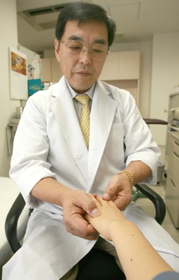 診察室で医師の松原司さんと対面し、手や腕を見せる。関節リウマチの状態をみるため、手の甲や肘、肩などの関節に痛みがないか触診してもらう=神戸市中央区加納町4、松原クリニック(撮影・長嶺麻子) 診察室で医師の松原司さんと対面し、手や腕を見せる。関節リウマチの状態をみるため、手の甲や肘、肩などの関節に痛みがないか触診してもらう=神戸市中央区加納町4、松原クリニック(撮影・長嶺麻子)