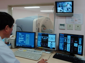 がんの位置と大きさ、悪性度などのより正確な情報を短時間で画像化する「PET/CT」検査の様子。予期せぬ部位のがん発見にも有効だ(患者はモデル、検査画像はイメージ)=兵庫県明石市北王子町、兵庫県立がんセンター(撮影・三津山朋彦)
がんの位置と大きさ、悪性度などのより正確な情報を短時間で画像化する「PET/CT」検査の様子。予期せぬ部位のがん発見にも有効だ(患者はモデル、検査画像はイメージ)=兵庫県明石市北王子町、兵庫県立がんセンター(撮影・三津山朋彦)