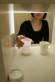 アイソトープ治療で、放射性ヨードを含んだカプセルを患者が内服する部屋(奥)。モデル役の病院スタッフが手を伸ばしている紙コップの中にカプセルが入っている=神戸市中央区下山手通8、隈病院ラジオアイソトープ室(撮影・長嶺麻子) アイソトープ治療で、放射性ヨードを含んだカプセルを患者が内服する部屋(奥)。モデル役の病院スタッフが手を伸ばしている紙コップの中にカプセルが入っている=神戸市中央区下山手通8、隈病院ラジオアイソトープ室(撮影・長嶺麻子)