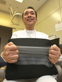 メッシュ手術用の人工素材を手にする加藤俊医師。柔らかくて耐久性がある=神戸市垂水区学が丘1(撮影・内田世紀)
メッシュ手術用の人工素材を手にする加藤俊医師。柔らかくて耐久性がある=神戸市垂水区学が丘1(撮影・内田世紀)