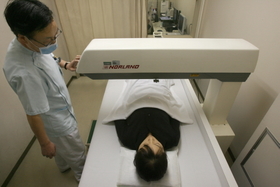「二重エックス線吸収法」の骨密度検査。微量の放射線をピンポイントで骨に照射して測定する(患者はモデル)=西宮市武庫川町、兵庫医科大学病院(撮影・長嶺麻子)
「二重エックス線吸収法」の骨密度検査。微量の放射線をピンポイントで骨に照射して測定する(患者はモデル)=西宮市武庫川町、兵庫医科大学病院(撮影・長嶺麻子)