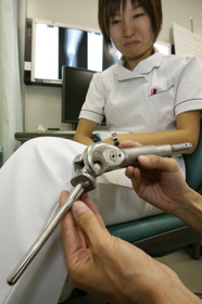 大腿骨用の人工関節。成長に応じて延長することが可能だ=神戸市中央区楠町7(撮影・笠原次郎) 大腿骨用の人工関節。成長に応じて延長することが可能だ=神戸市中央区楠町7(撮影・笠原次郎)
